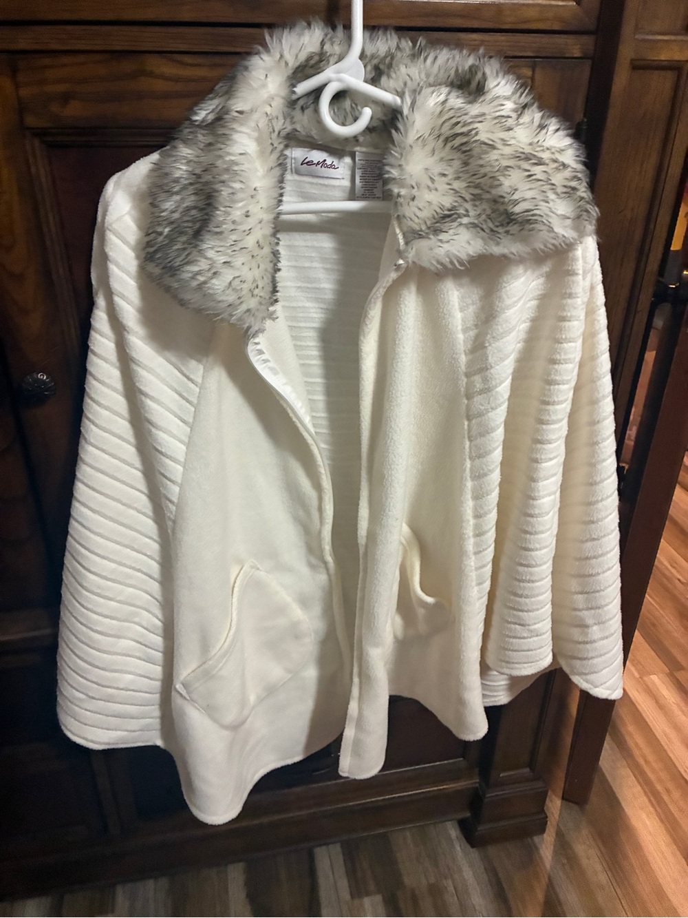 Moda Cream Knit Cape with Faux Fur Collar